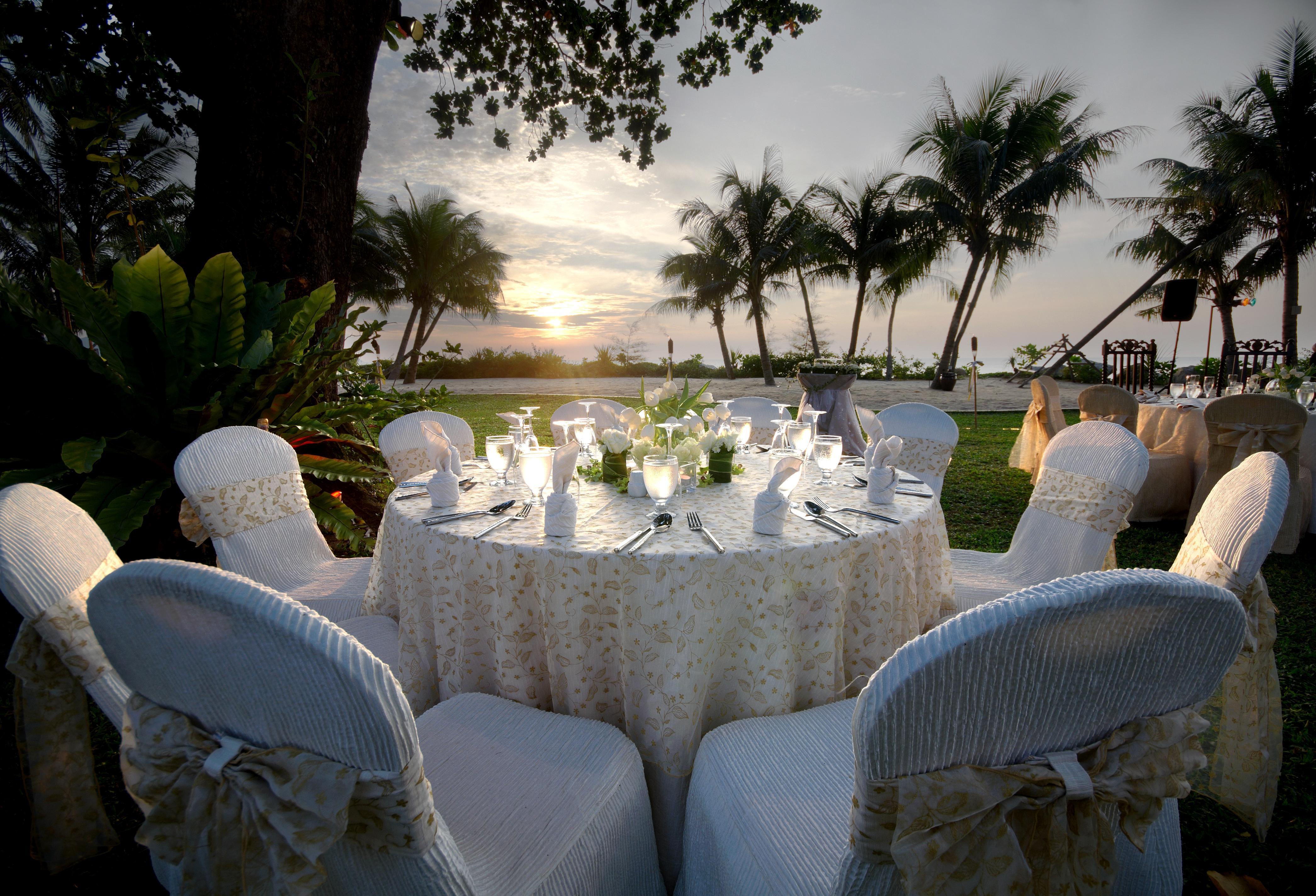 Shangri-La Rasa Sayang, Penang Batu Ferringhi Exterior foto A wedding reception at Shangri-La Rasa Sentosa Resort, Singapore