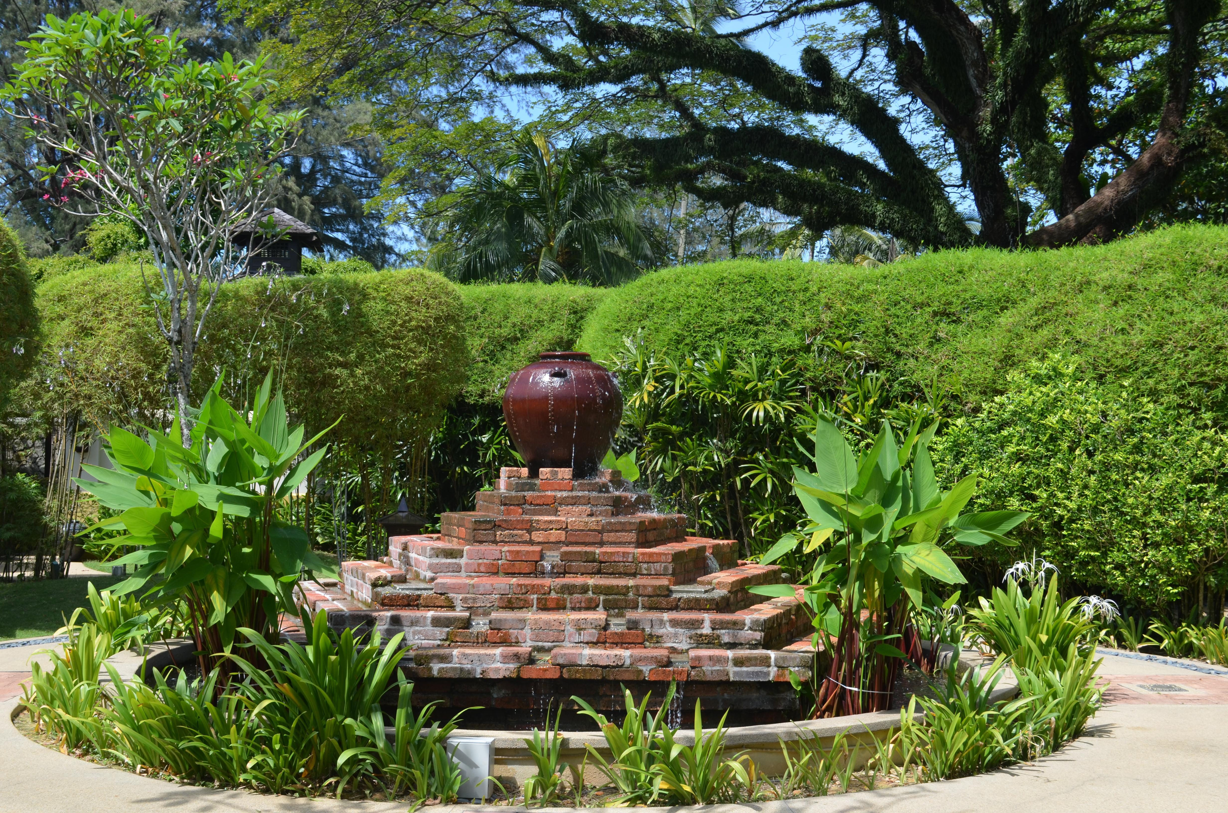 Shangri-La Rasa Sayang, Penang Batu Ferringhi Exterior foto Fountain at the entrance of the park
